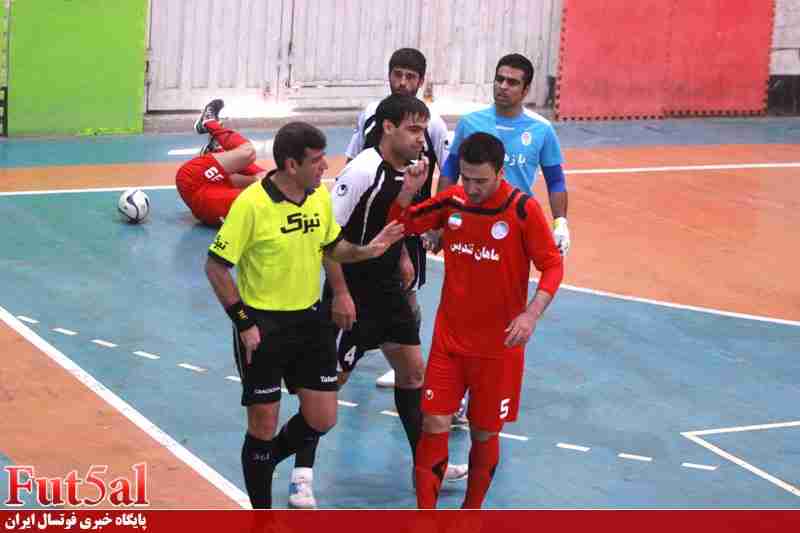 گزارش تصویری/ بازی تیم های شهرداری ساوه و ماهان تندیس قم