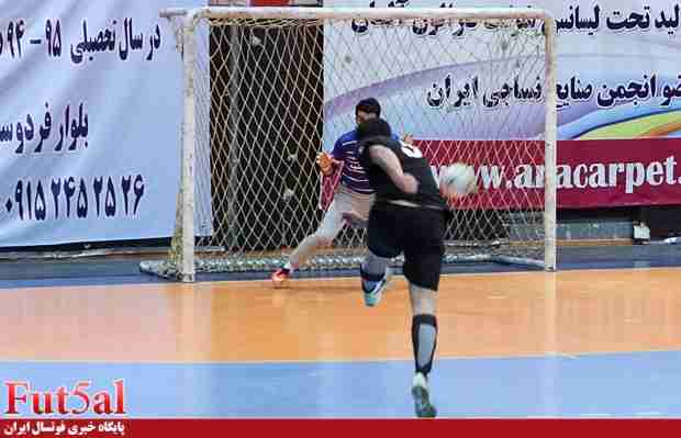 تجلیل از برترین بازیکن فوتسال در مراسم برترین‌های فوتبال ایران