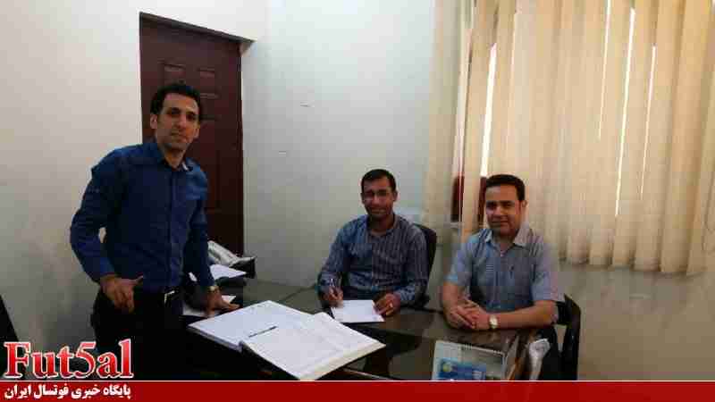 گزارش تصویری/ ثبت قرارداد کادرفنی و بازیکنان تیم حفاری در هیات فوتبال استان خوزستان