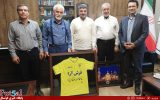 اهدا پیراهن فرش‌آرا به مدیرکل جدید ورزش و جوانان خراسان