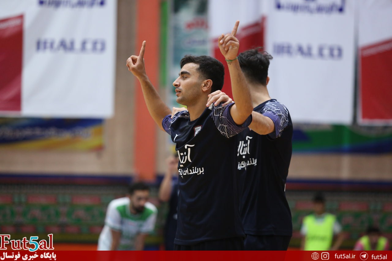 پنج فریم از والی آکروباتیک بازیکن نیروگاهی قم مقابل ایرالکو پنج فریم از والی آکروباتیک بازیکن نیروگاهی قم مقابل ایرالکو