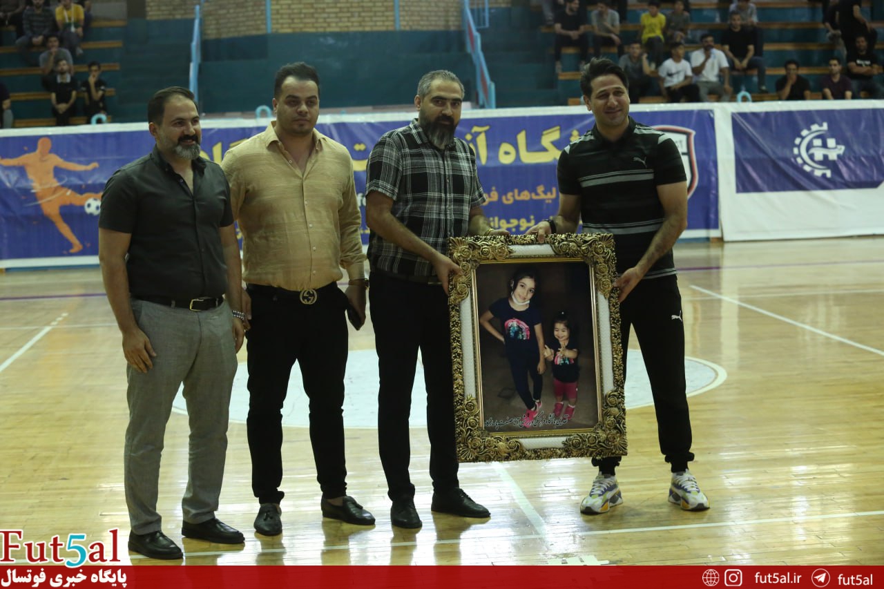 سنگ تمام آناصنعتیها برای گلر خاطرهساز قم/ پاسداشت روز داور با اهدای شاخه گل+ عکسها سنگ تمام آناصنعتیها برای گلر خاطرهساز قم/ پاسداشت روز داور با اهدای شاخه گل+ عکسها