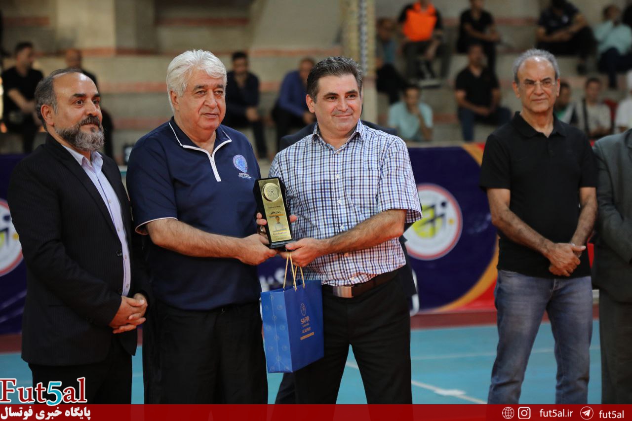 سرمربی سفیر گفتمان، تندیس مربی برتر ماه را دریافت کرد + گزارش تصویری