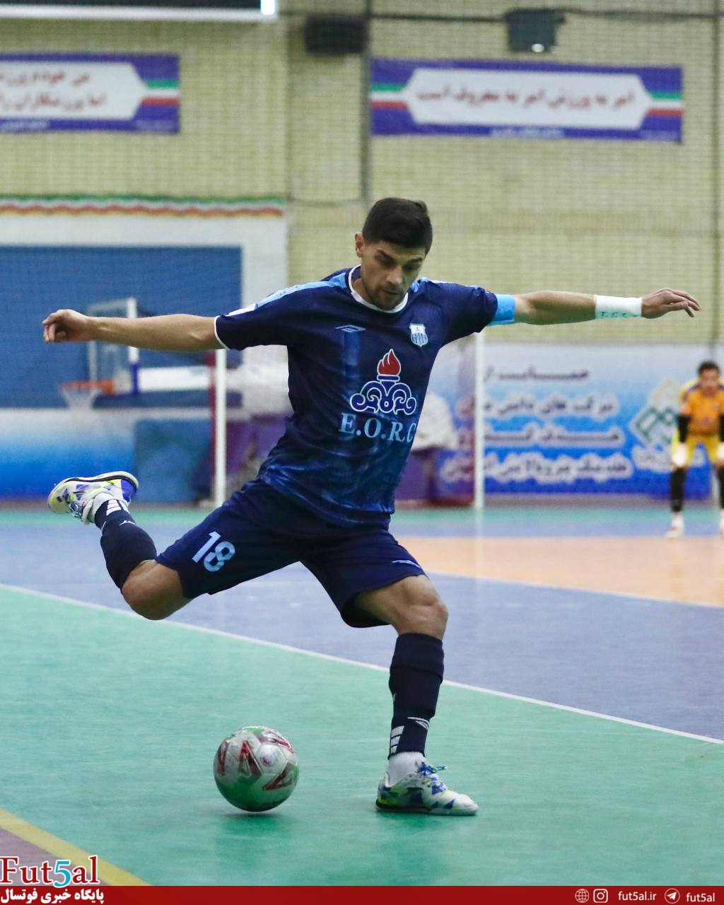 گلزنی مدافع سابق تیم ملی از زمین خودی با ضربه سر! گلزنی مدافع سابق تیم ملی از زمین خودی با ضربه سر!