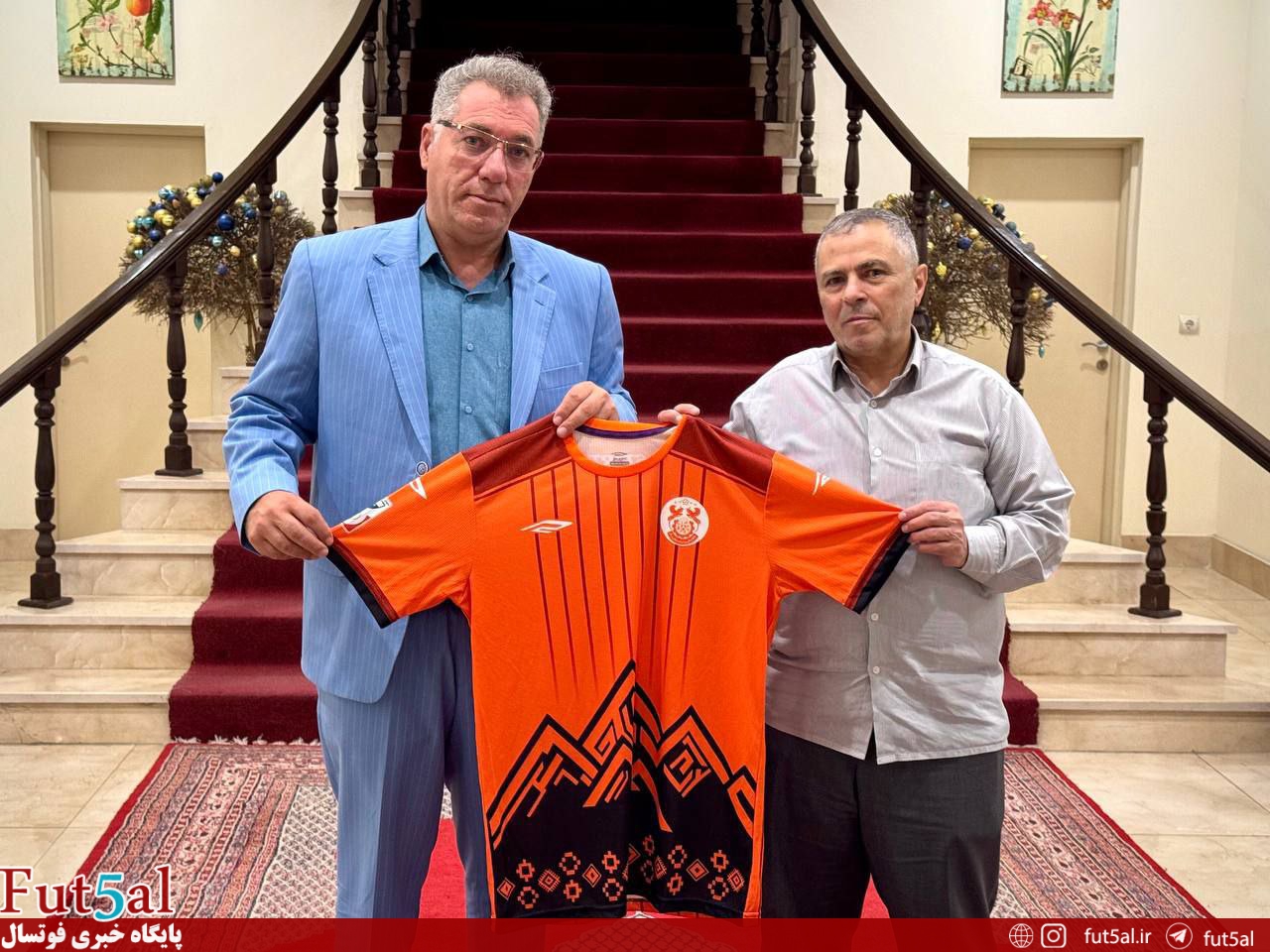 اهدای پیراهن مس سونگون به بازرس ویژه رئیس جمهور اهدای پیراهن مس سونگون به بازرس ویژه رئیس جمهور