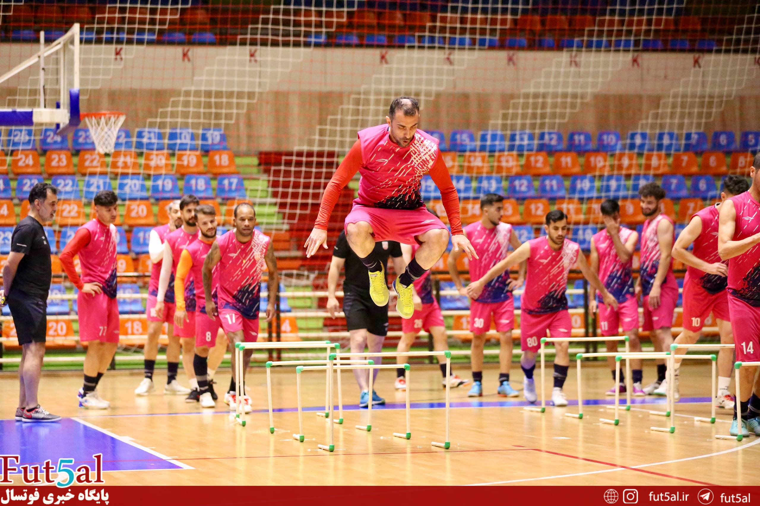 گزارش تصویری/ تمرین تیم مس سونگون پیش از بازی مقابل شهرداری ساوه گزارش تصویری/ تمرین تیم مس سونگون پیش از بازی مقابل شهرداری ساوه