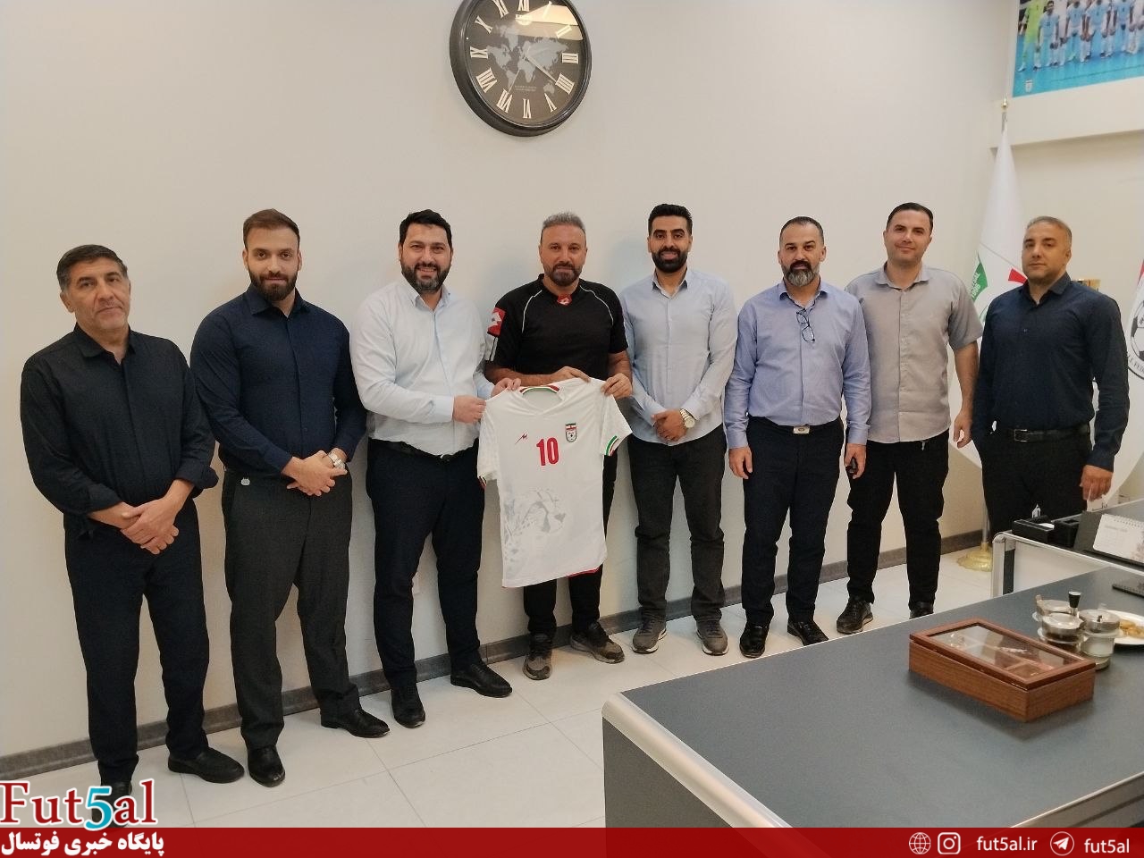 استقبال از بازیکن اسطورهای در خانه فوتسال استقبال از بازیکن اسطورهای در خانه فوتسال